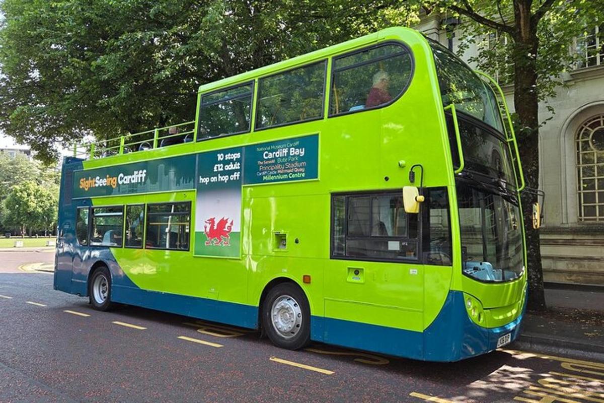 ein grüner Doppeldeckerbus, der auf der Straße geparkt ist