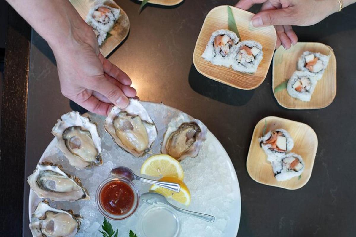 stalas su lėkštėmis austrių ir lėkšte maisto