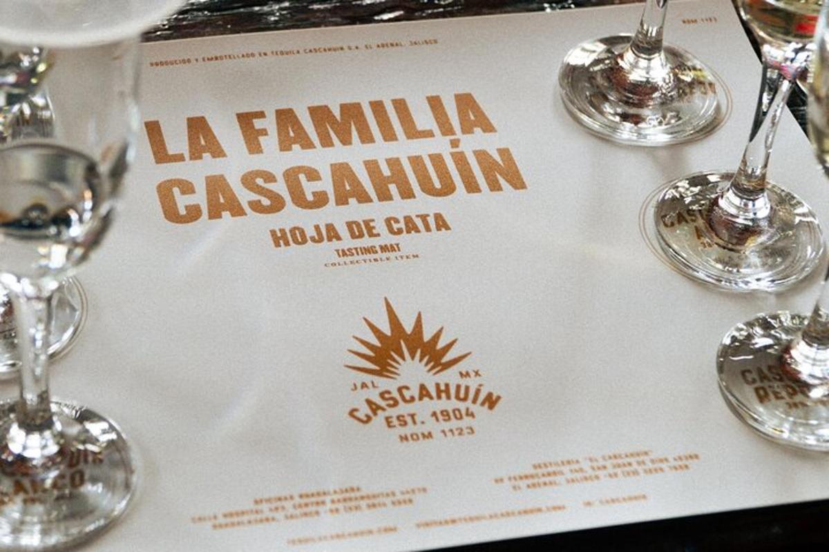 una taula coberta amb copes de vi sobre una taula