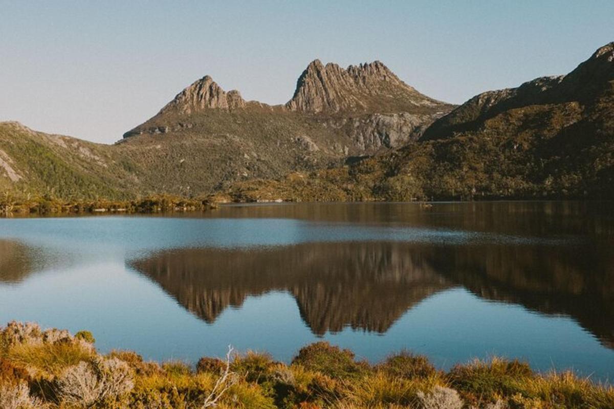 pohled na jezero s horami v pozadí