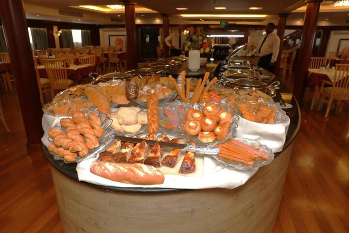 prasmanan berbagai jenis makanan di atas meja