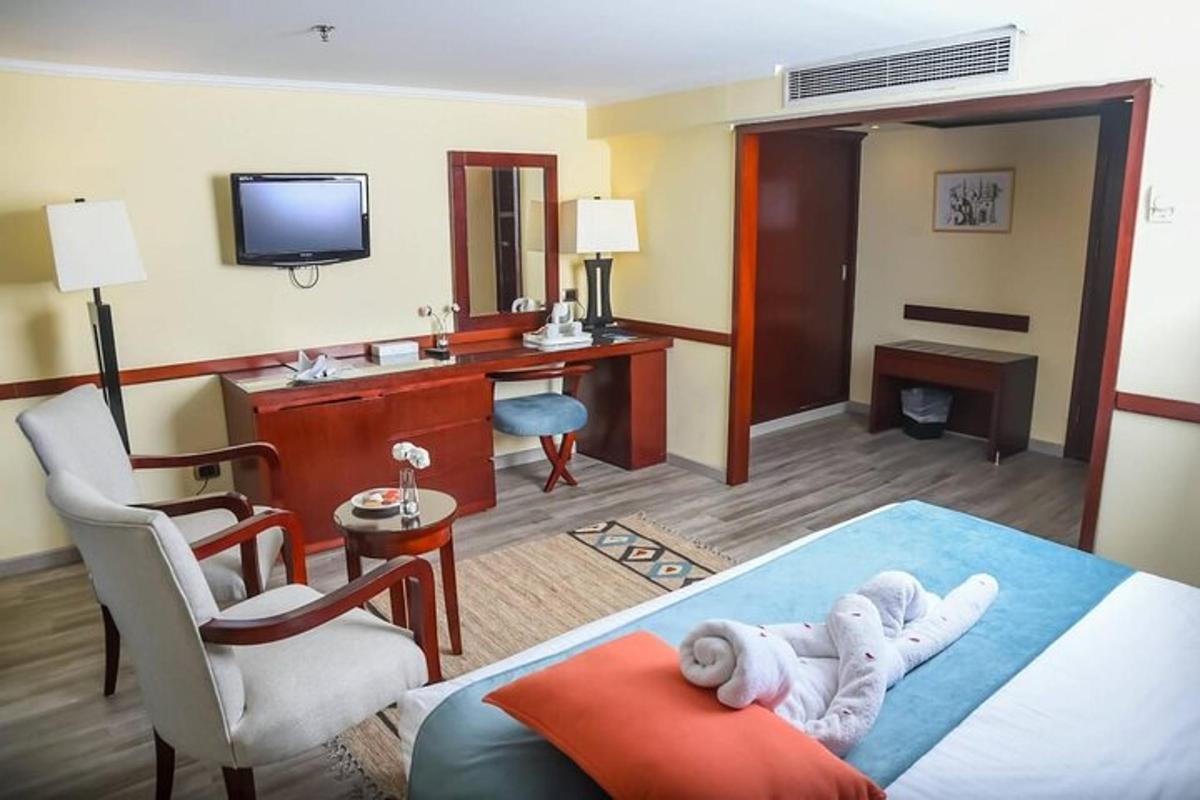 bilik hotel dengan katil dengan boneka binatang di atasnya