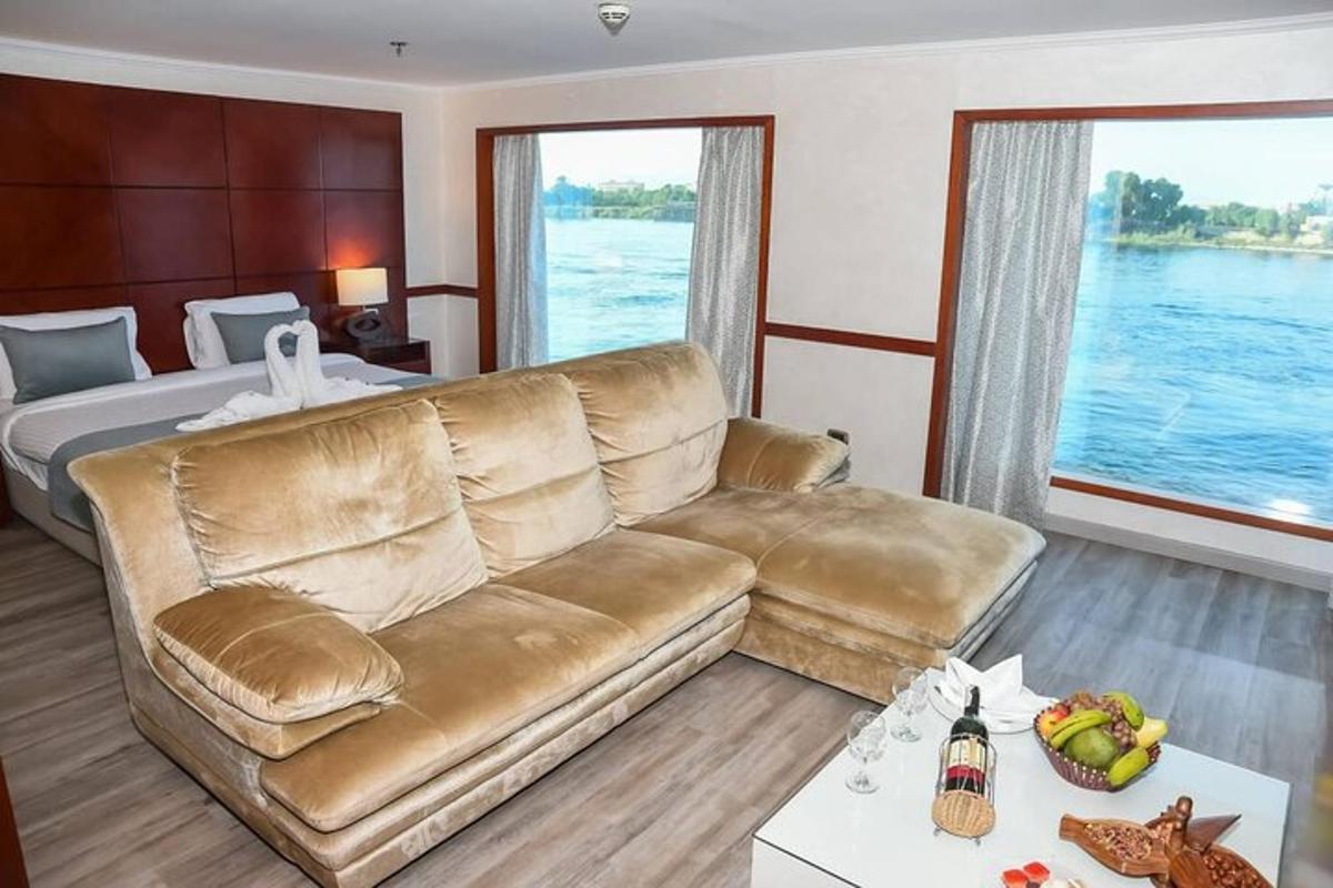 una sala d'estar amb un sofà en un vaixell