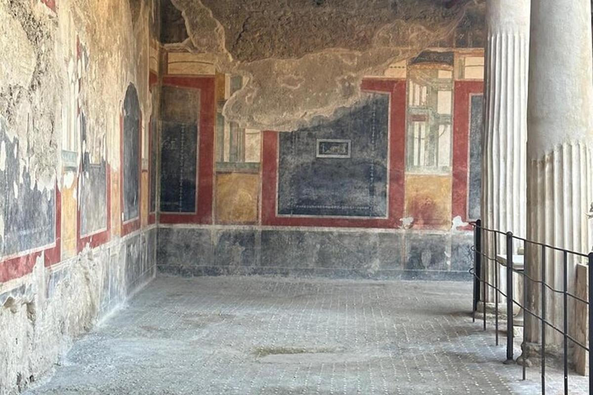 una habitació amb una pintura a les parets d'un edifici