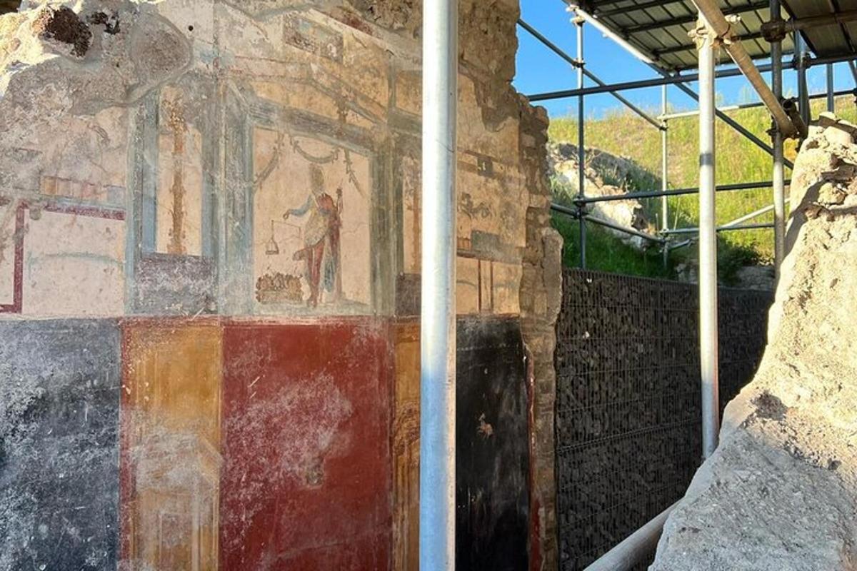 un edifici amb una pintura al costat