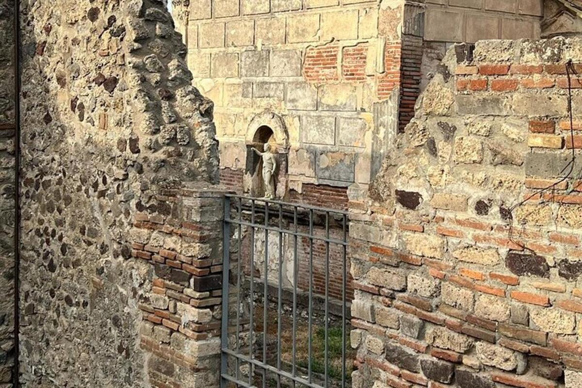 un edifici de maó amb una porta al davant