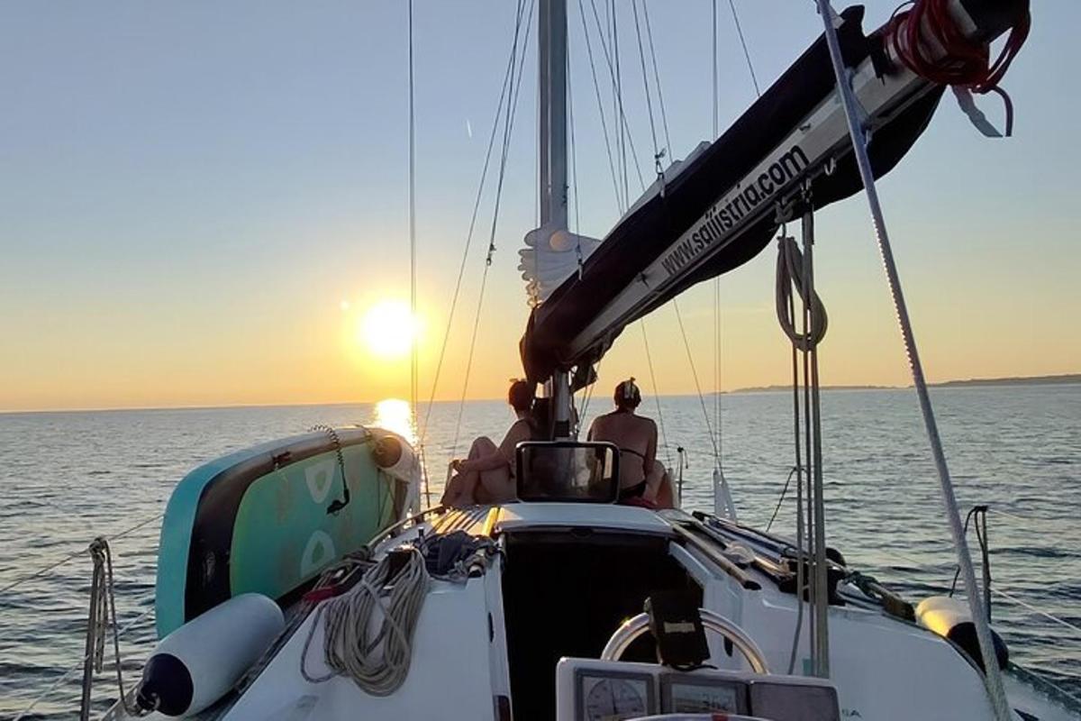 due persone sedute su una barca in acqua