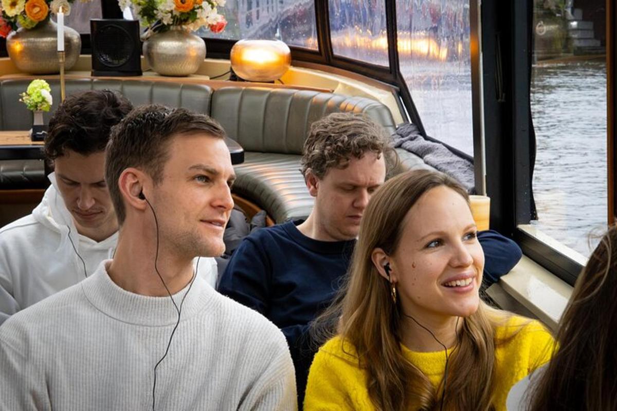 skupina lidí sedících v autobuse