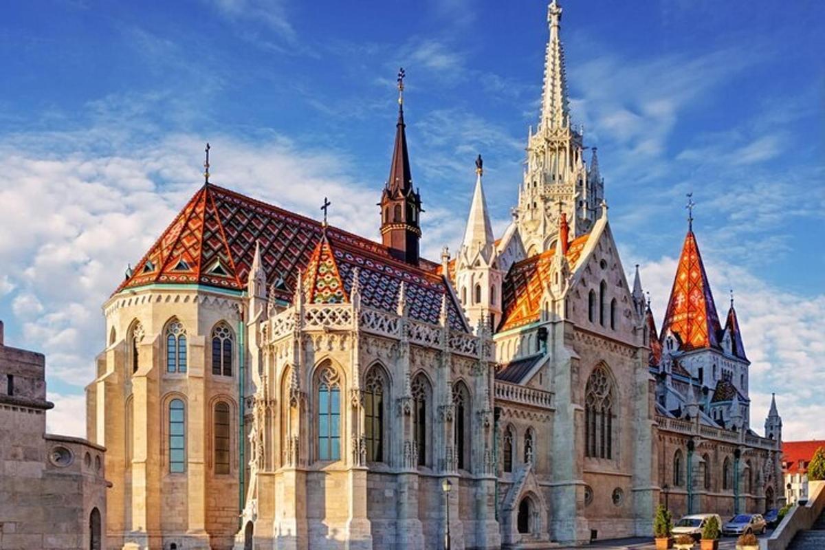 un grande edificio con torrette e una cattedrale