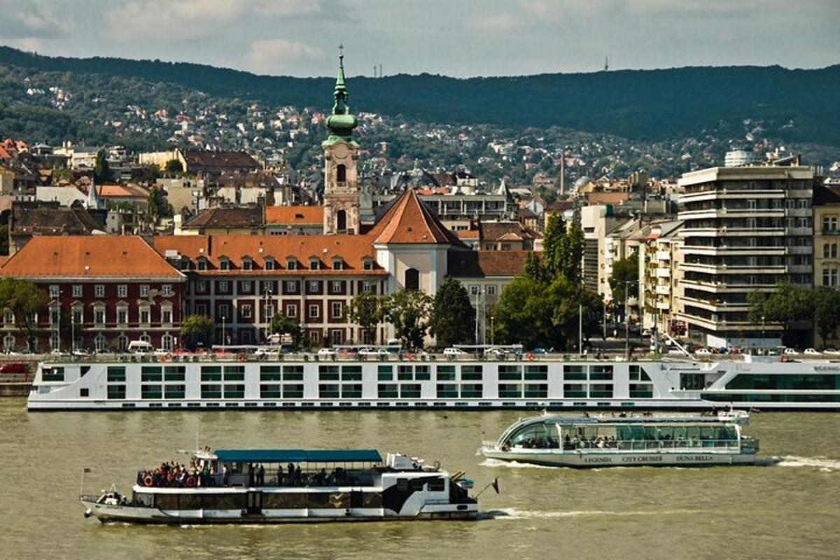 dvě lodě ve vodě před městem