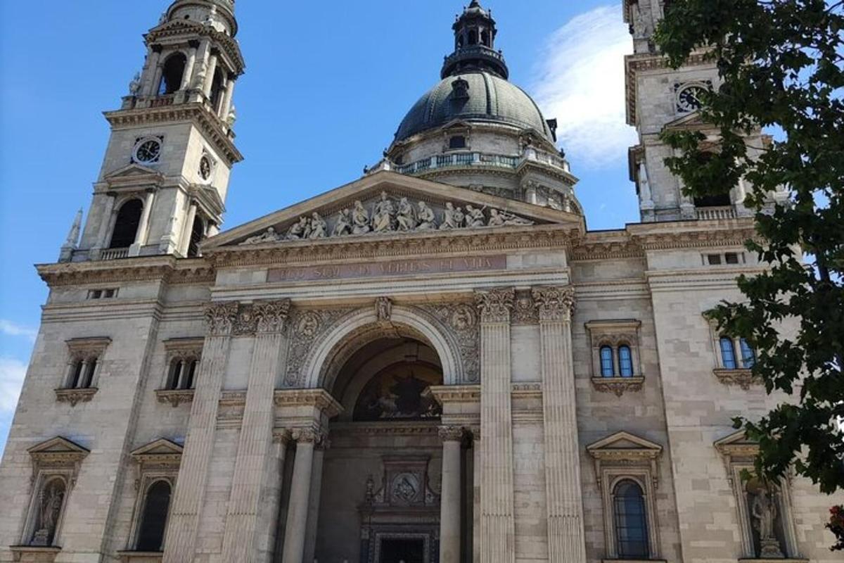un grande edificio con due torri in cima