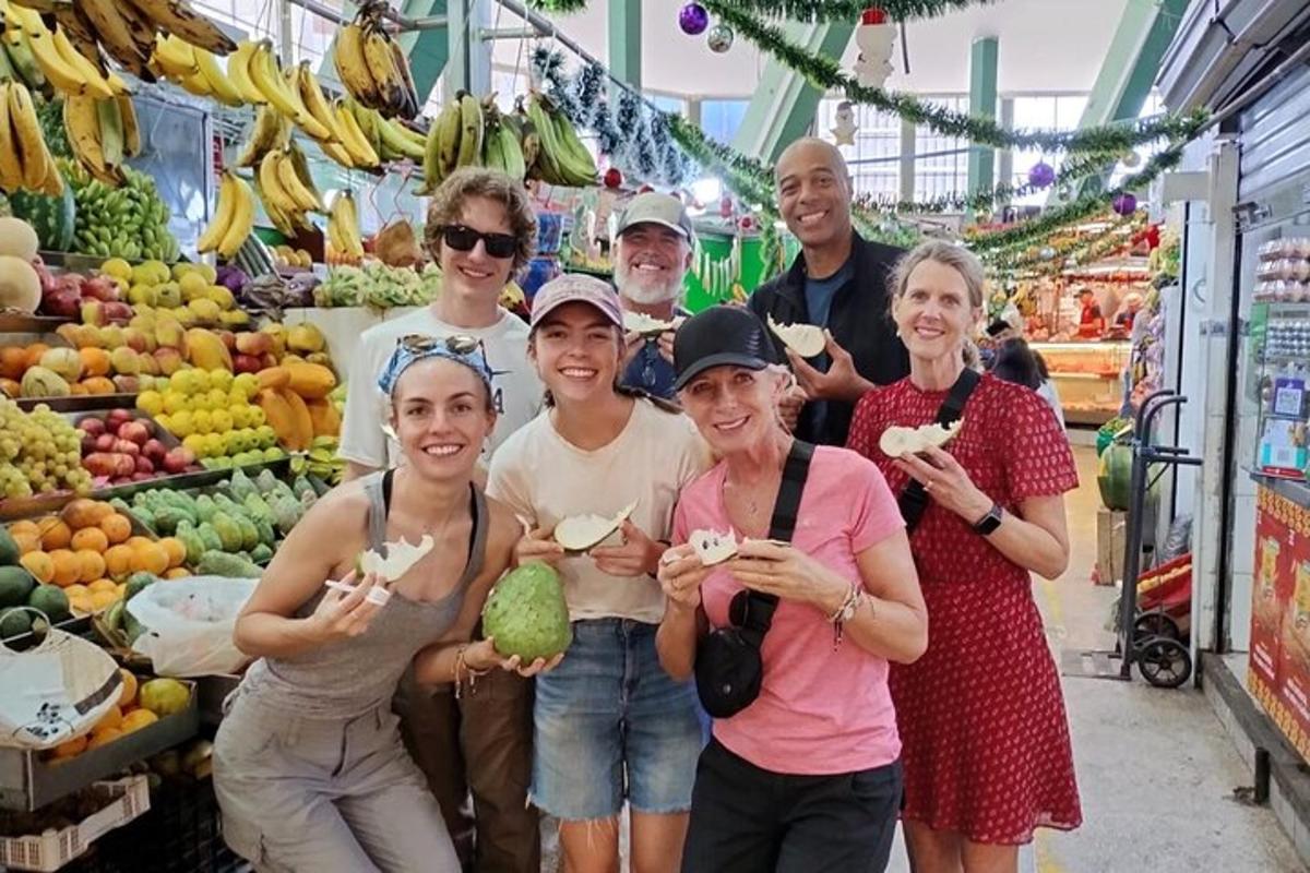 un grup de persones posant per a una foto en un mercat