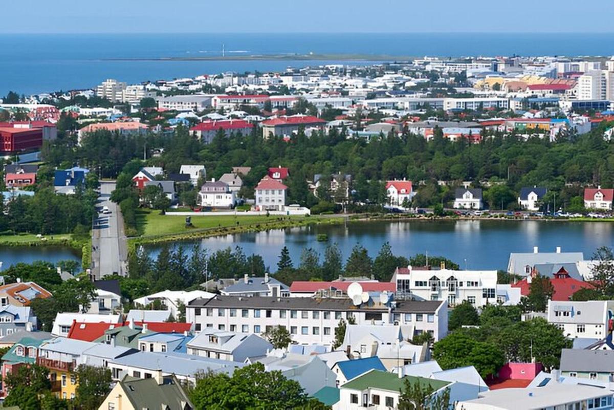 linn järvega ja asula hoonetega
