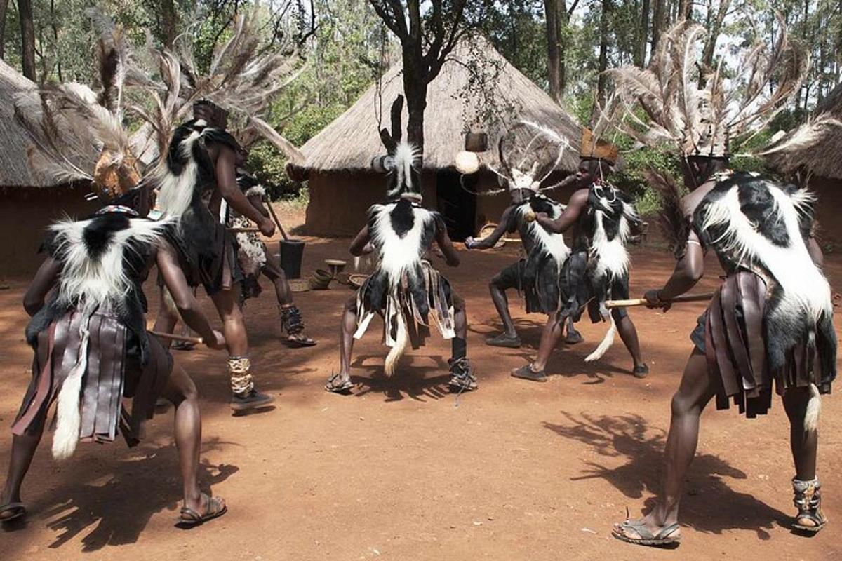 un grup de bărbați care dansează în noroi