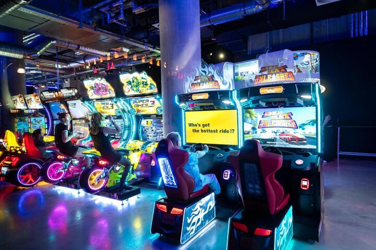 un grup de jocuri arcade într-o cameră