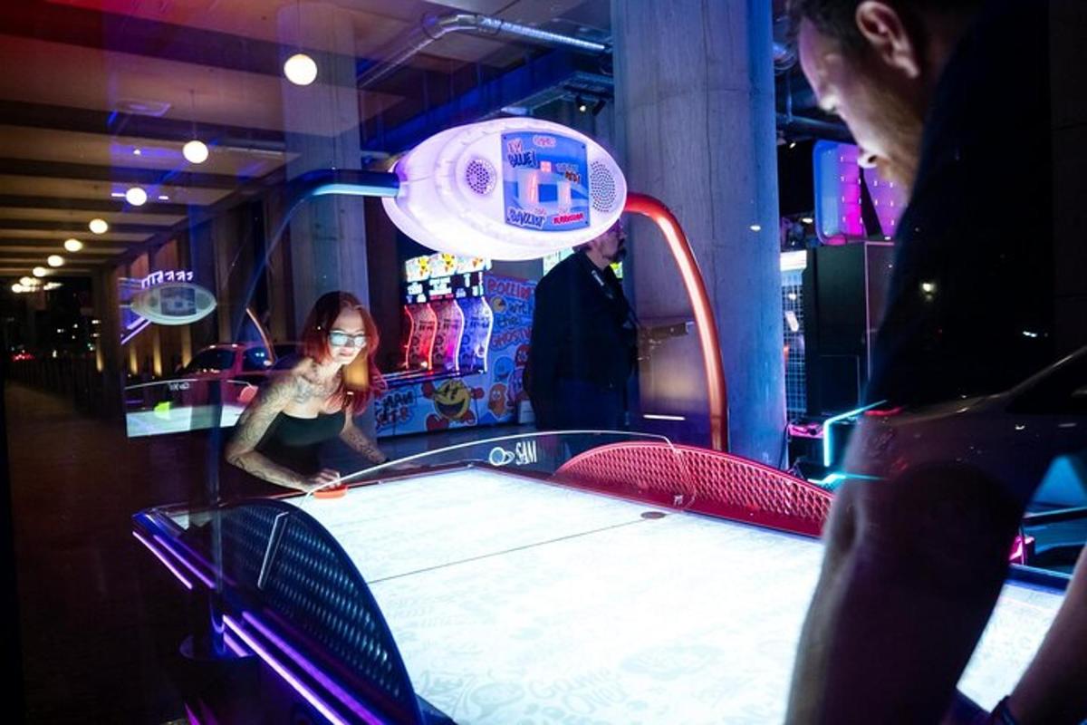 una donna sta giocando a ping pong