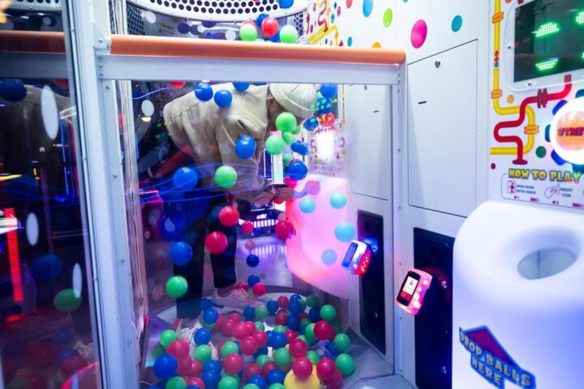 un distributore automatico pieno di palline