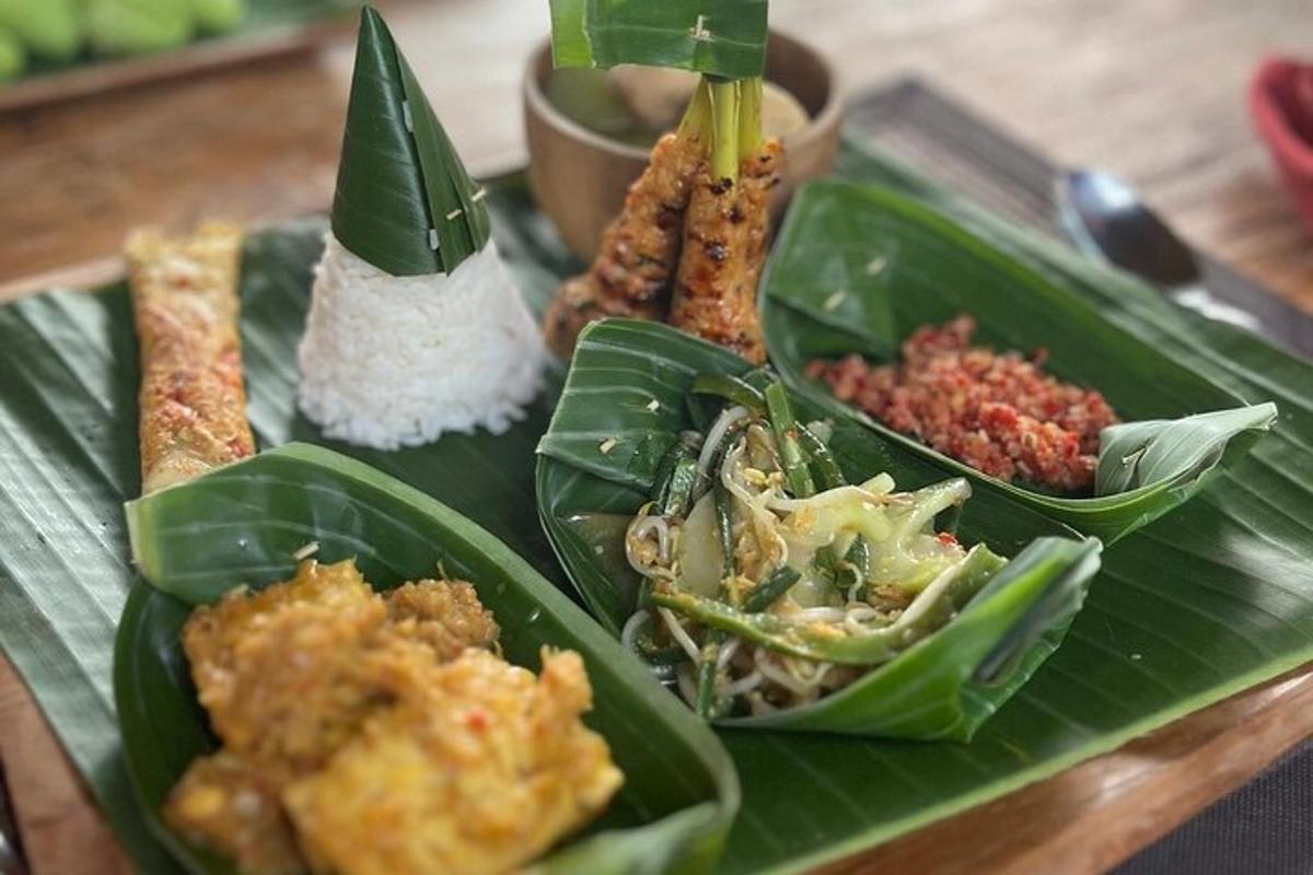 một cái bàn với những đĩa thức ăn trên lá chuối