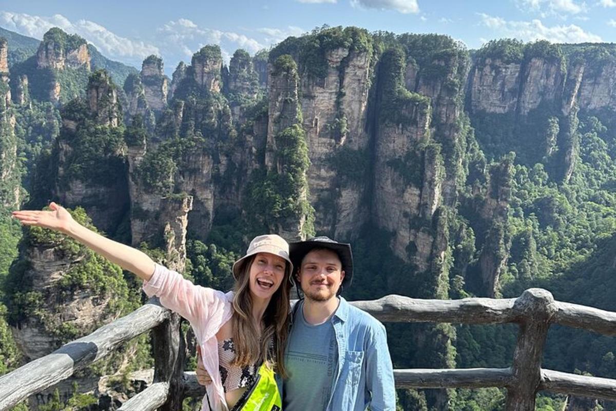 一男一女站在一座山前