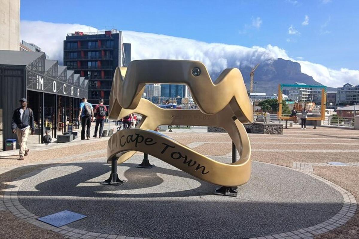o statuie a unui cal-ponei într-un oraș