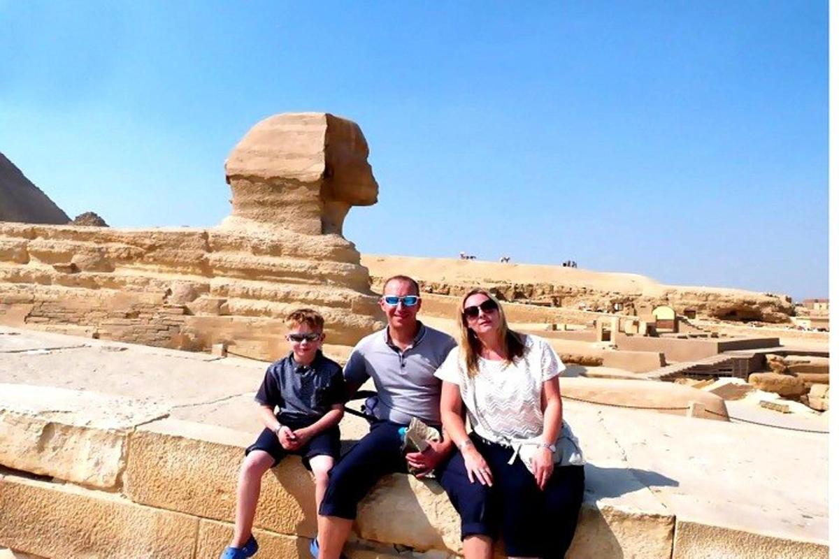 een groep mensen die op de top van een piramide zitten