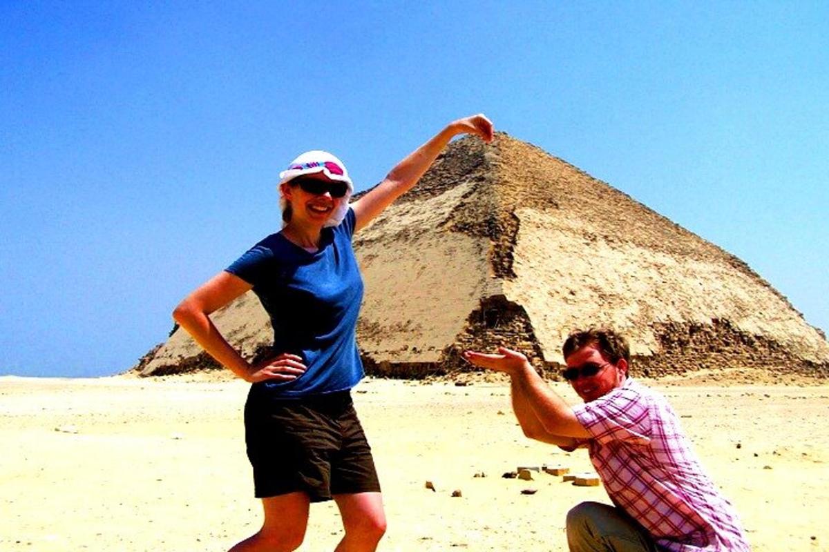 twee mensen staan voor een piramide