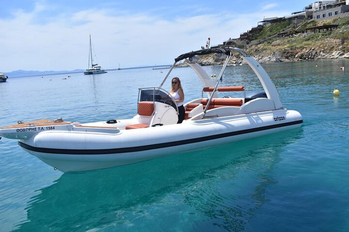 una donna seduta su una barca in acqua