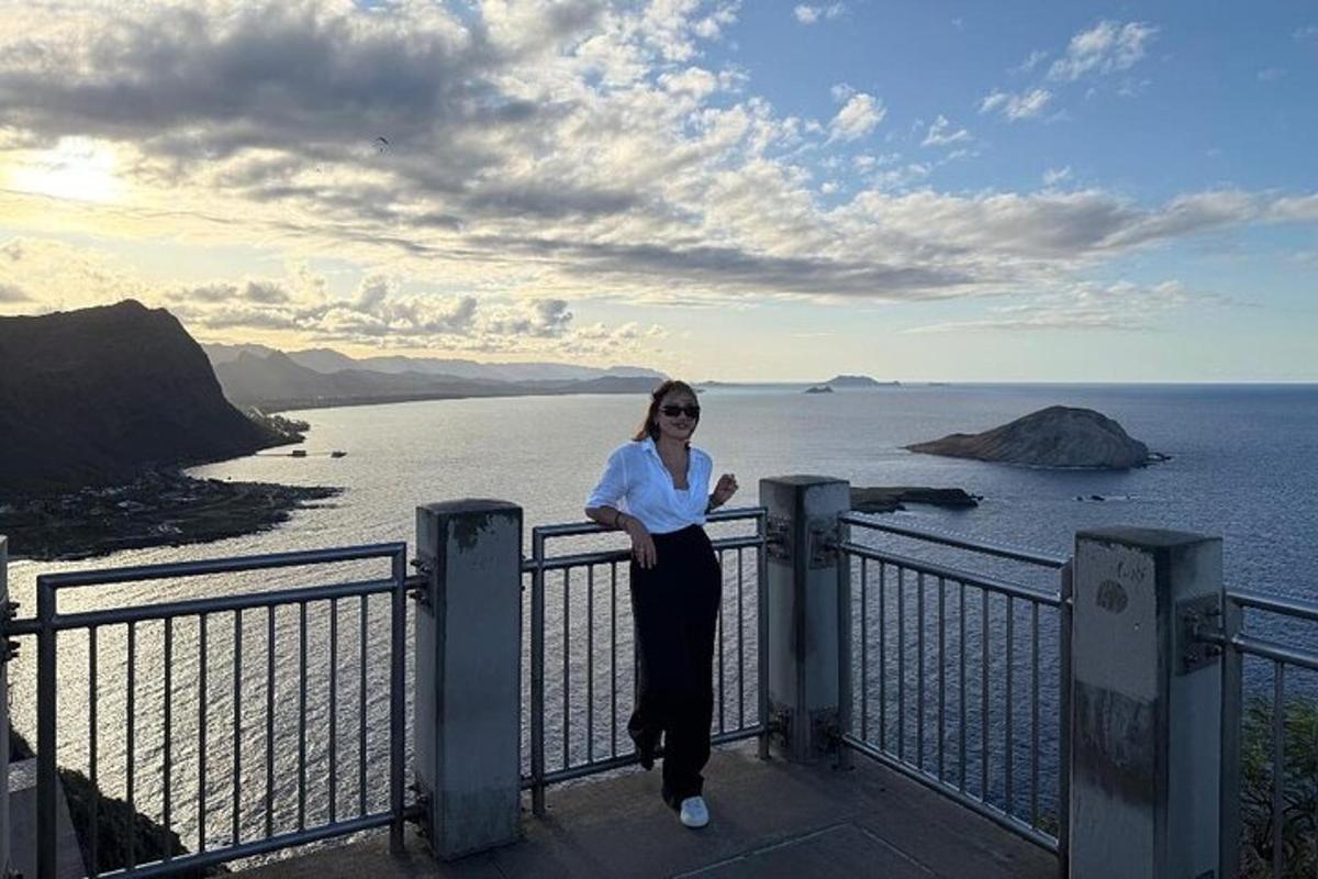 žena stojící na balkóně s výhledem na oceán