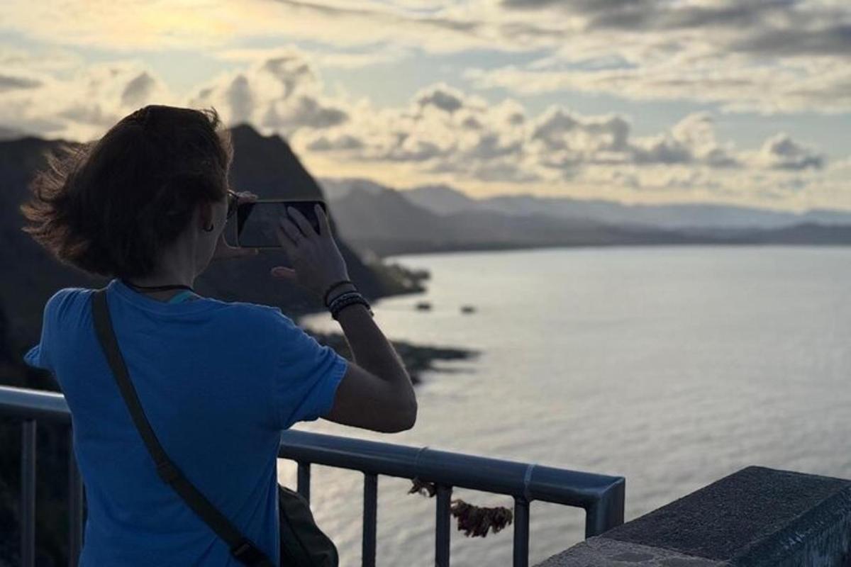 una donna che scatta una foto dell'acqua con il suo cellulare