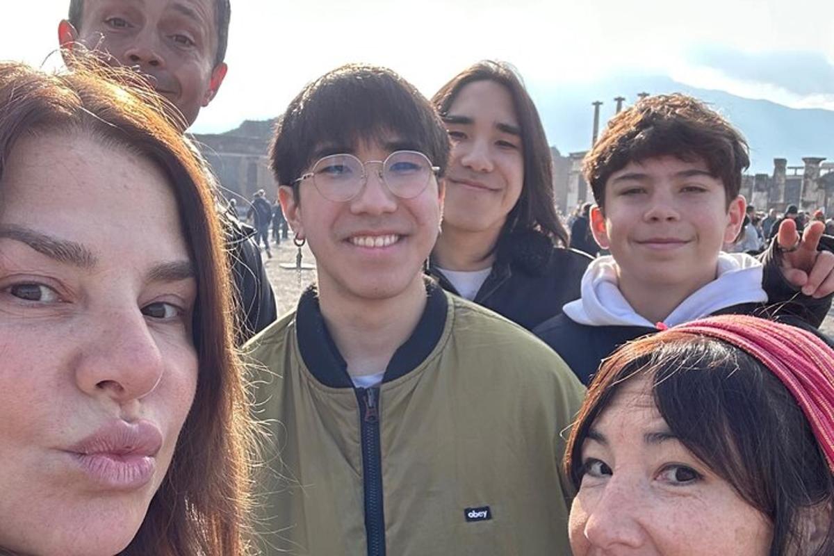 eine Gruppe junger Leute posiert für ein Foto