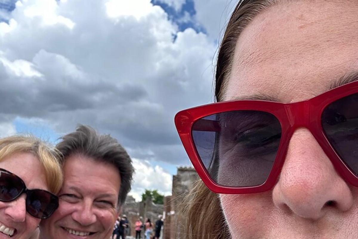 ein Mann mit roter Brille im Gesicht