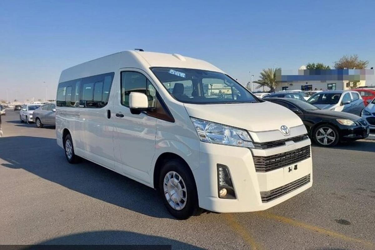 bel kombi parkiran na parkirišču