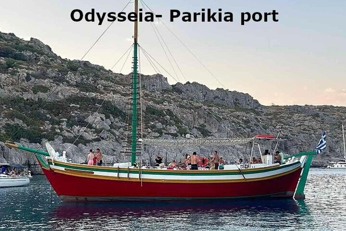 eine Gruppe von Menschen auf einem Boot im Wasser