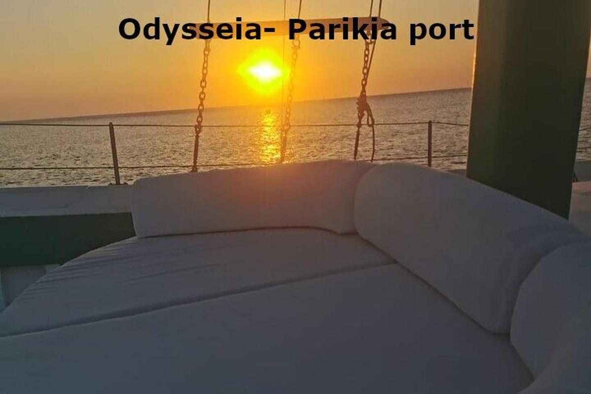 ein Bett auf einem Kreuzfahrtschiff mit Sonnenuntergang