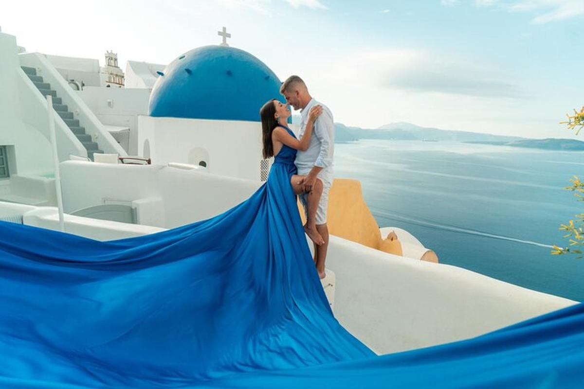 una sposa e uno sposo in piedi sul bordo di una nave da crociera