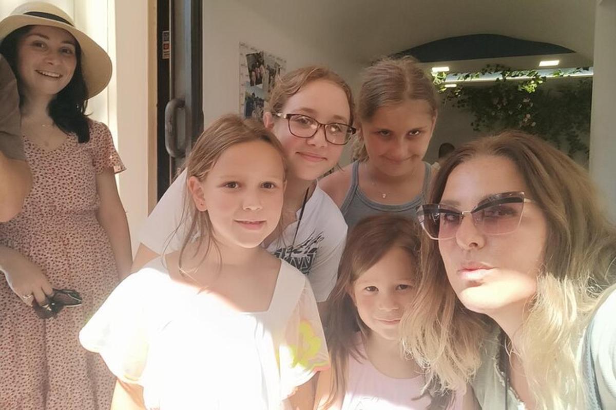grupp naisi poseerib pildi jaoks