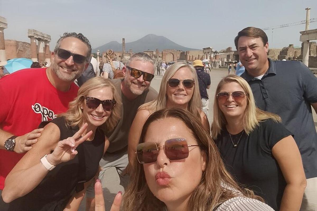 un groupe de personnes posant pour une photo