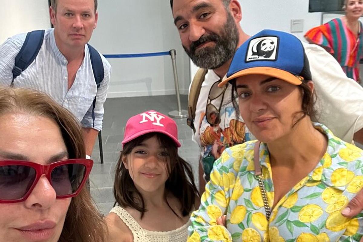 un gruppo di persone che posano per una foto
