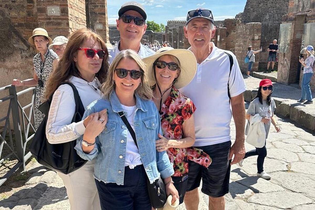 un gruppo di persone in posa per una foto alle rovine
