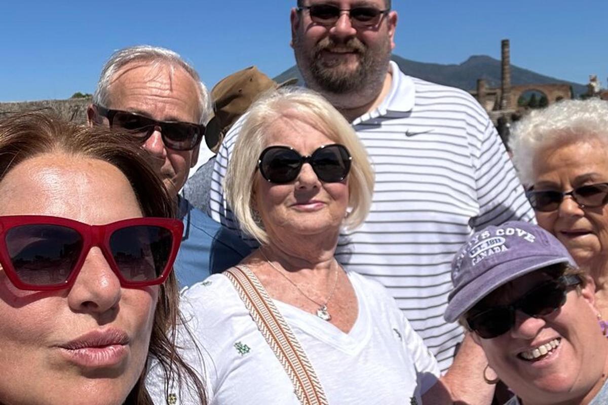 un gruppo di persone posa per una foto