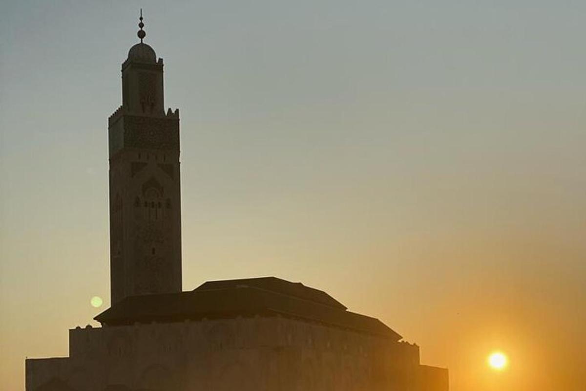 hodinová veža na vrchole budovy pri západe slnka