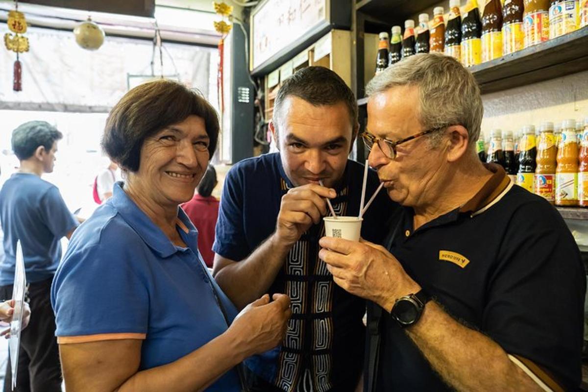 dva muži a žena pijí drink v obchodě