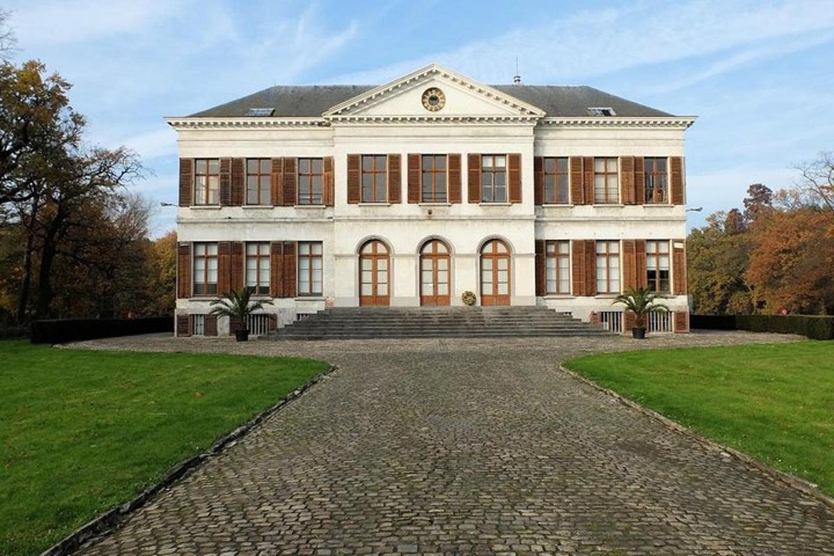 veľký biely dom s veľkou príjazdovou cestou