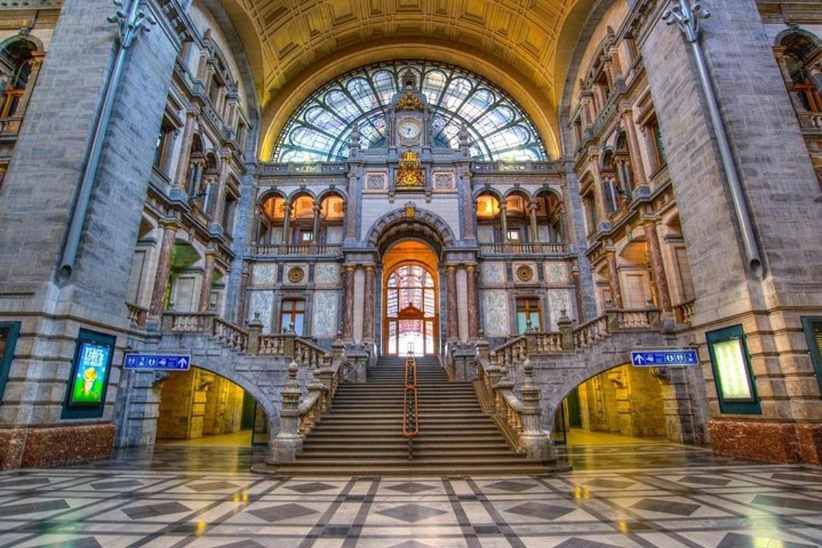 Un gran edificio con escaleras y una gran ventana.