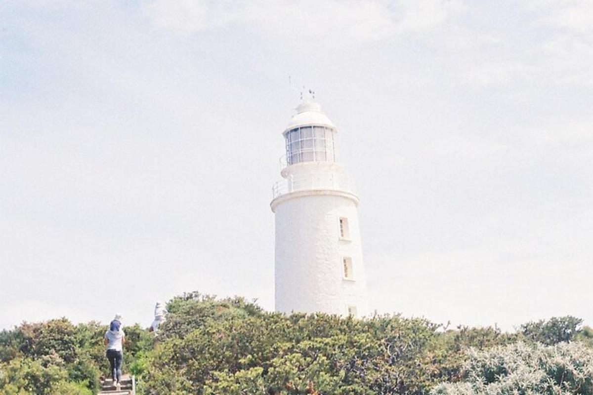 um homem em pé no topo de um farol