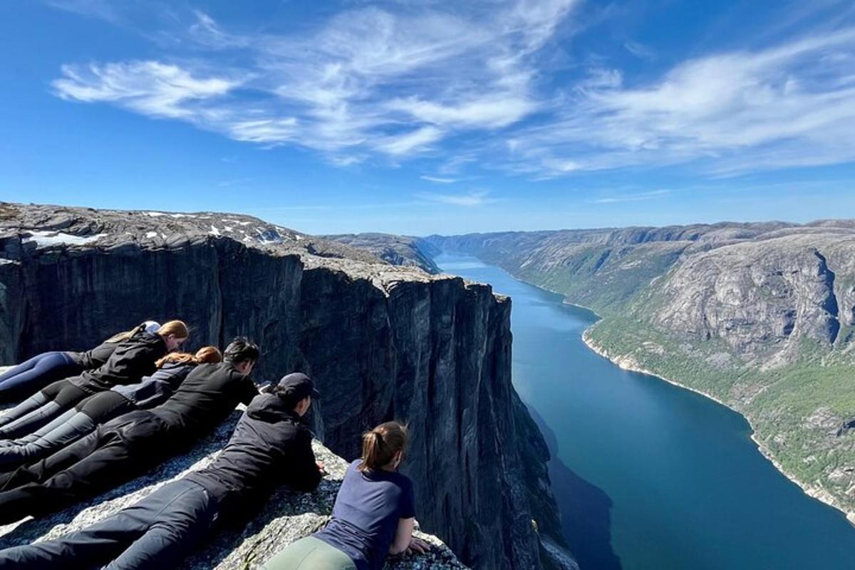 hópur fólks situr á brún kletta