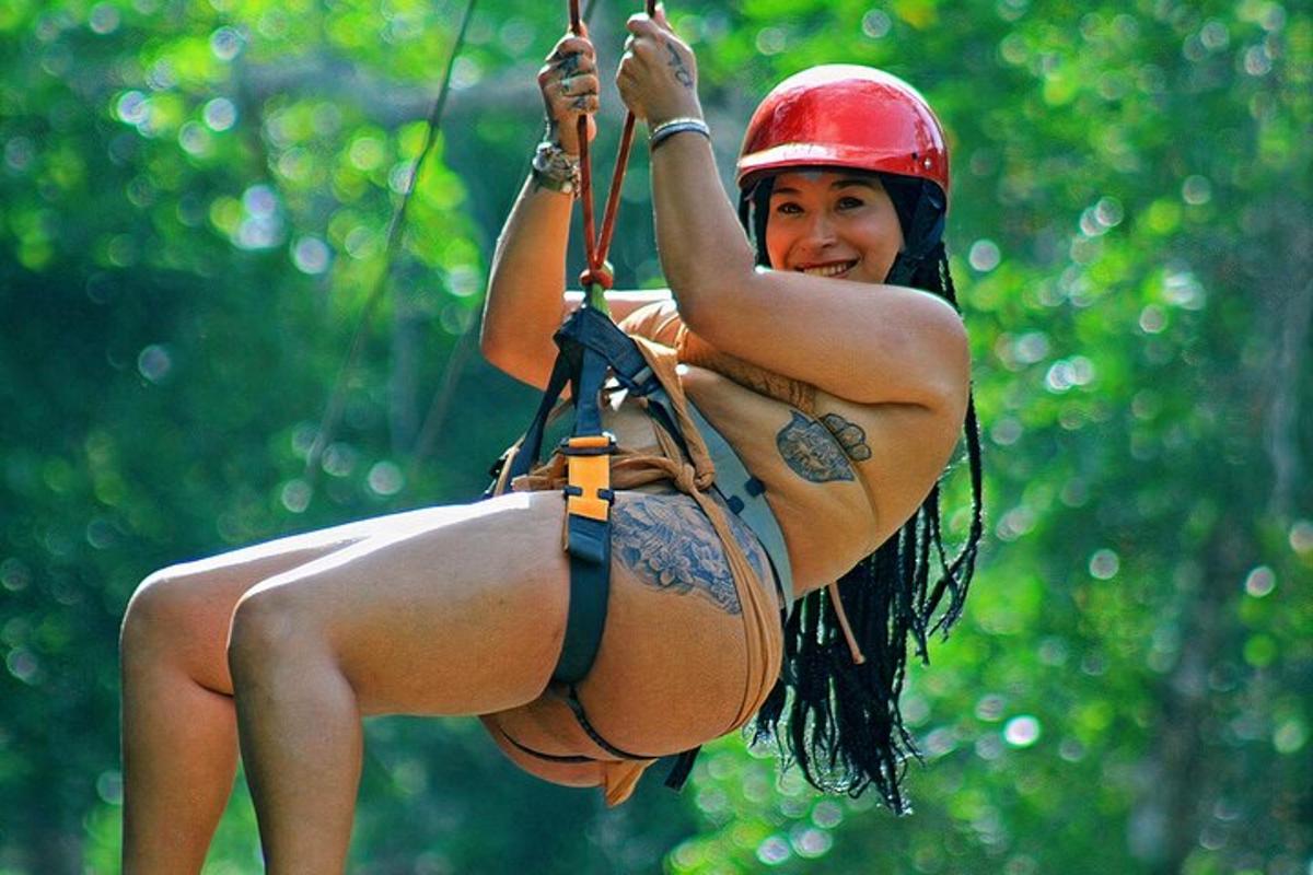 žena na zip line v džungli