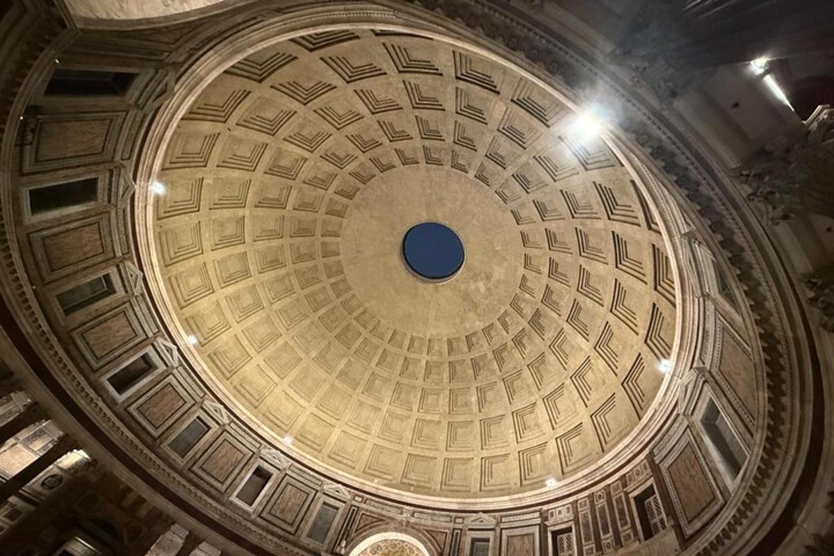 uma vista da cúpula de um edifício com uma janela azul