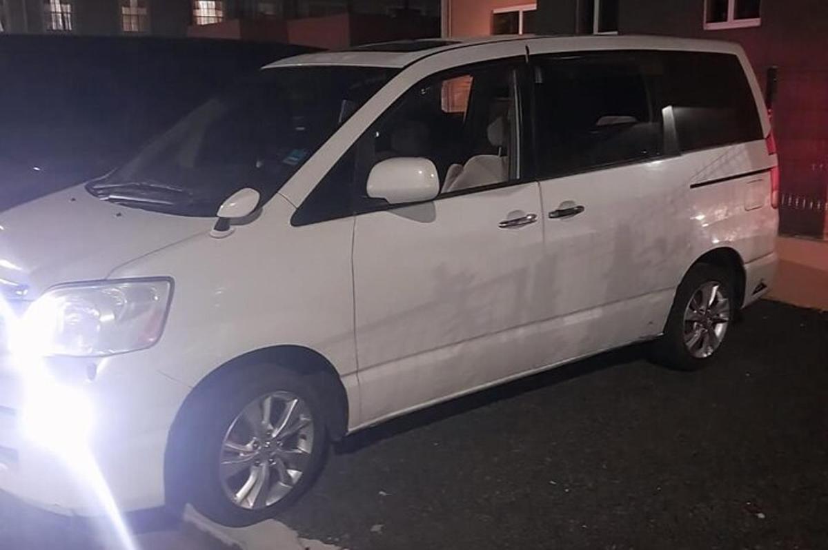 bílé auto zaparkované na parkovišti