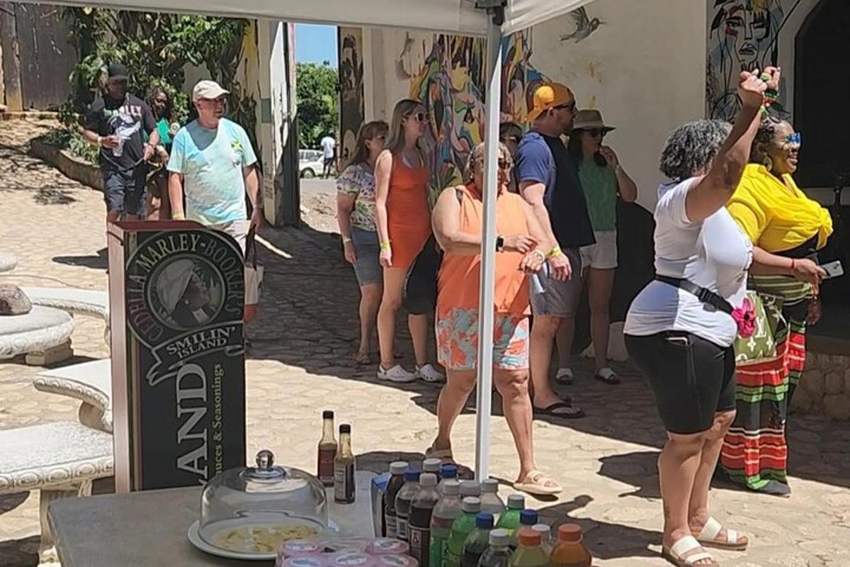 un gruppo di persone in piedi attorno a un tavolo con un cartello